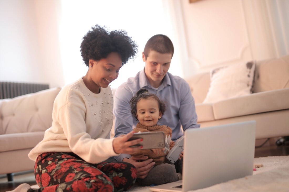 A family able to use multiple devices at once thanks to their gigabit Internet.